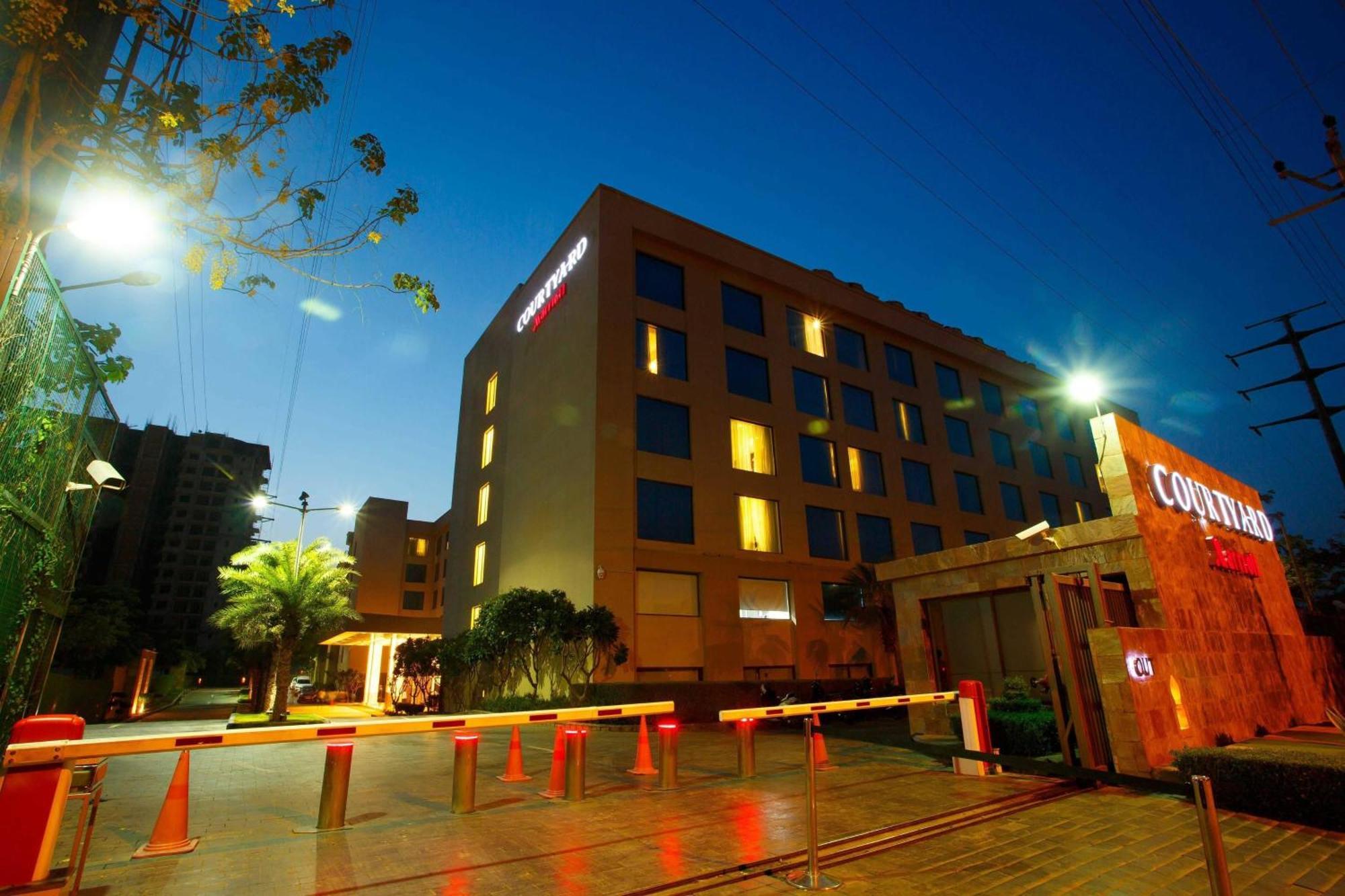 Courtyard By Marriott Agra Hotel Agra  Exterior photo